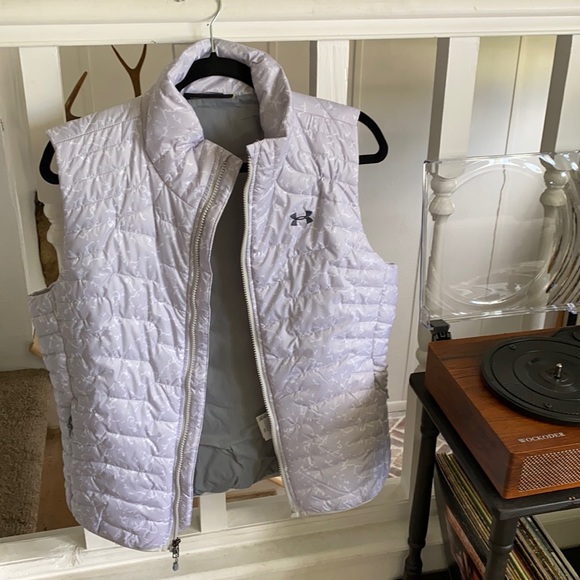 Under Armour Jackets & Blazers - 🐝 under Armour gray white print puffer vest